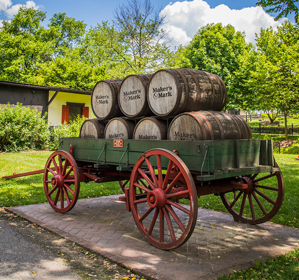 Maker’s Mark Whiskey-Fässer auf einem Anhänger