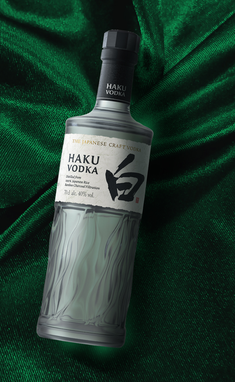 Haku Vodka - Flasche auf dunkelgrünem Stoff drapiert