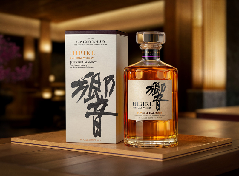 Hibiki Japanese Harmony Flasche und Umverpackung auf einem Holzbrett auf einem Holztisch platziert