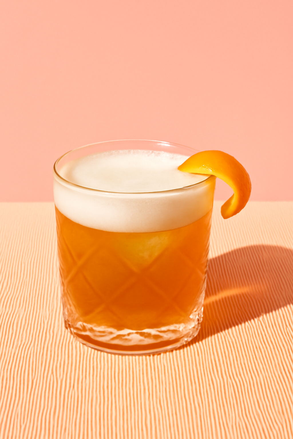 Laphroaig Sour Cocktail garniert mit Zitronenzeste