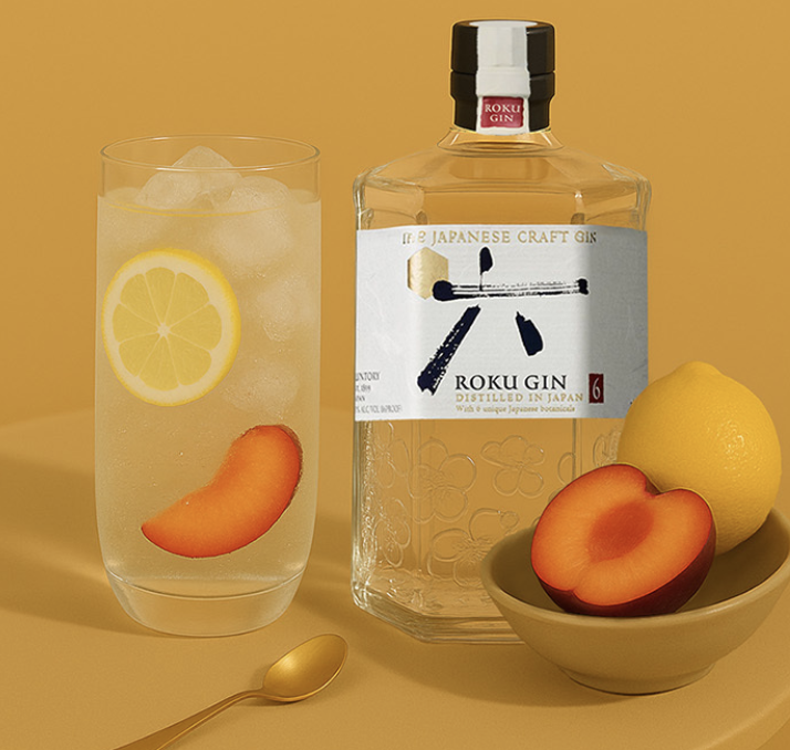 Roku Gin Flasche mit Coacktail udn einer Schale mit Pflaume und Zitrone vor einem gelben Hintergrund