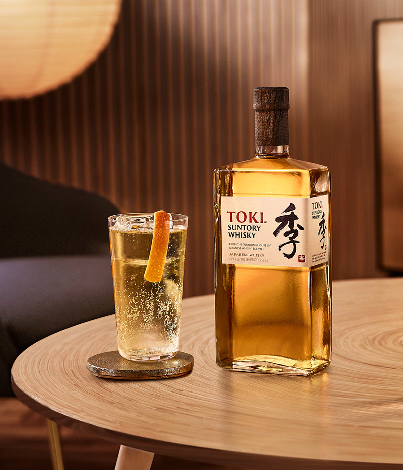 Toki Whisky Flasche und Cocktailglas auf einem Holztisch