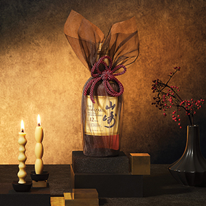 Yamazaki Whisky 12 Years Old - Flasche in festlicher Szene