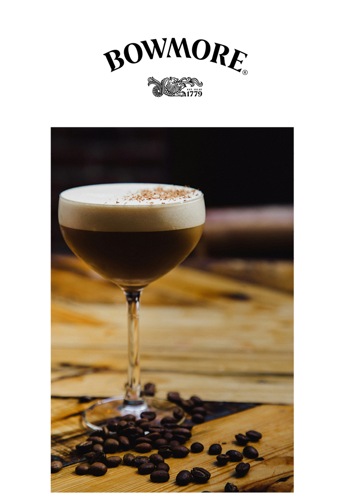Bowmore Smoky Chocolate Martini im Glas auf eine Tisch