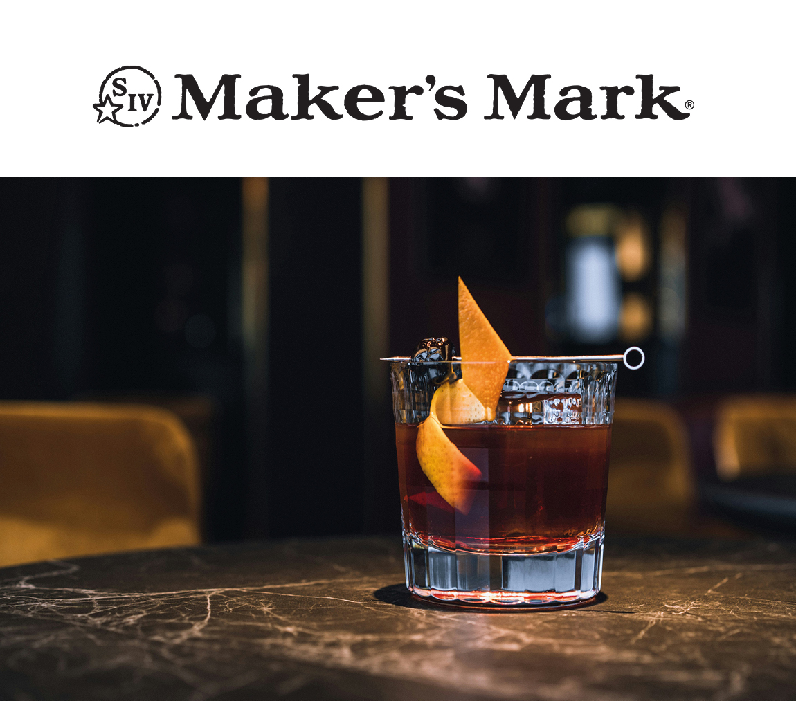 Maker´s Mark Cherry Old Faschioned Coctail im Glas mit Orangenscheibe auf einem Tisch