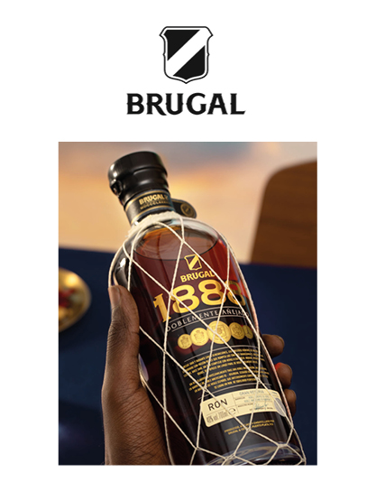 Brugal Flasche von einer Hand gehalten