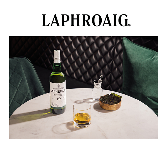 Laphroaig Flasche mit Glas auf einem Tisch